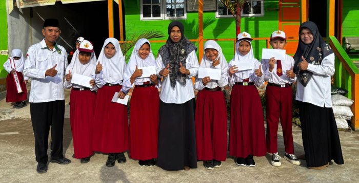 MIN 1 Tanjung Jabung Barat Berikan Apresiasi Uang Pembinaan kepada Peserta OMI MIN 1 Tanjung Jabung Barat Berikan Apresiasi Uang Pembinaan kepada Peserta OMI