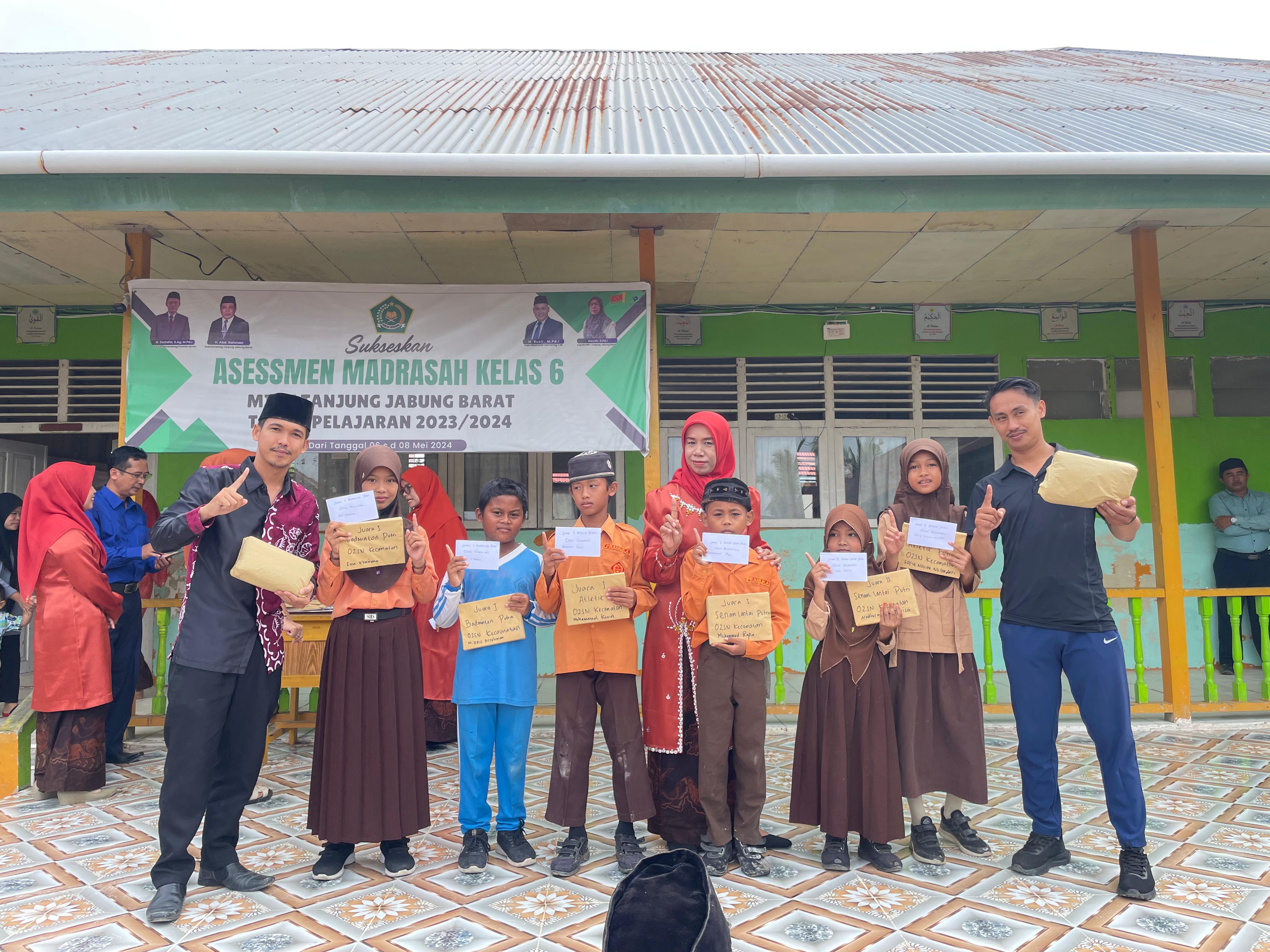 Raih Juara Umum O2SN Tingkat Kecamatan dan Tingkat Kabupaten, MIN 1 TJB Berikan Siswa Bonus atas Prestasi Raih Juara Umum O2SN Tingkat Kecamatan dan Tingkat Kabupaten, MIN 1 TJB Berikan Siswa Bonus atas Prestasi