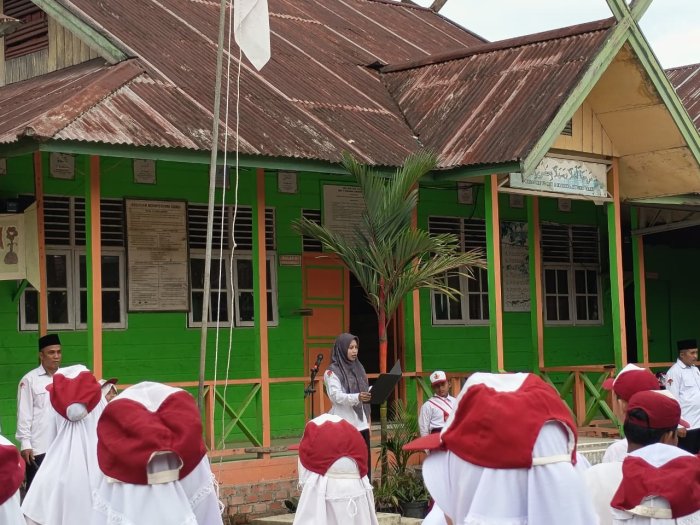 MI Negeri 1 Tanjung Jabung Barat Gelar Upacara Bendera Sekaligus Peringati Hari Pahlawan MI Negeri 1 Tanjung Jabung Barat Gelar Upacara Bendera Sekaligus Peringati Hari Pahlawan