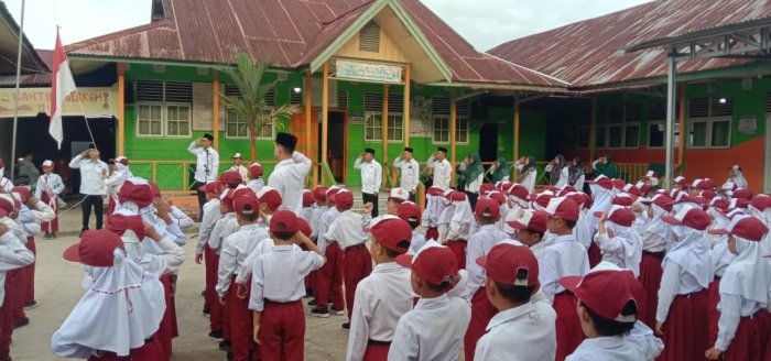 Upacara Bendera Minggu Kedua di MI Negeri 1 Tanjung Jabung Barat Berlangsung Khidmat