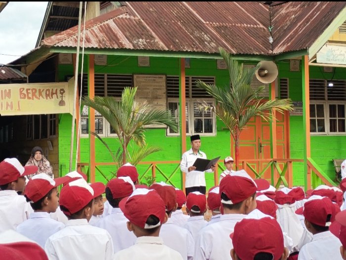 MIN 1 Tanjung Jabung Barat Kembali Laksanakan Upacara Bendera Rutin Setiap Hari Senin MIN 1 Tanjung Jabung Barat Kembali Laksanakan Upacara Bendera Rutin Setiap Hari Senin