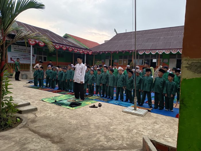 Kegiatan Sholat Dhuha berjamaah, Menumbuhkan Kecintaan Kepada Allah SWT Sejak dini Kegiatan Sholat Dhuha berjamaah, Menumbuhkan Kecintaan Kepada Allah SWT Sejak dini