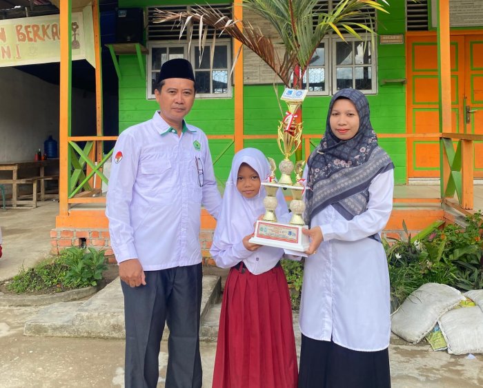 MIN 1 Tanjung Jabung Barat Beri Penghargaan kepada Siswa atas nama Na'ma Kamila - Juara 2 Lomba FASI Cabang Tartil Al-Qur'an MIN 1 Tanjung Jabung Barat Beri Penghargaan kepada Siswa atas nama Na'ma Kamila - Juara 2 Lomba FASI Cabang Tartil Al-Qur'an