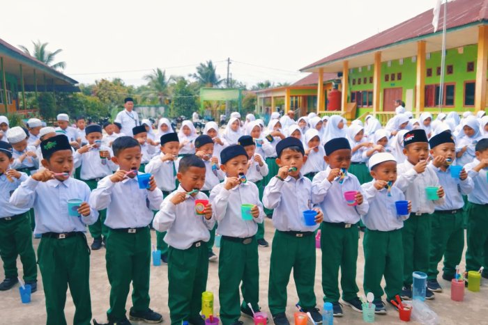 Senyum Sehat Sejak Dini: Pembinaan UKS TK-SD/MI Sederajat Gelar Praktik Sikat Gigi Bersama Senyum Sehat Sejak Dini: Pembinaan UKS TK-SD/MI Sederajat Gelar Praktik Sikat Gigi Bersama