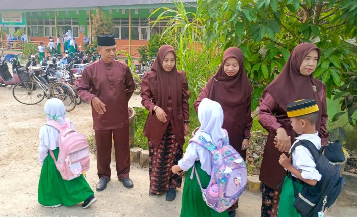 Tebar Salam, Raih Berkah ; Pembiasaan Majelis Guru dan Kepala Madrasah Menyambut Siswa di Gerbang Madrasah Tebar Salam, Raih Berkah ; Pembiasaan Majelis Guru dan Kepala Madrasah Menyambut Siswa di Gerbang Madrasah